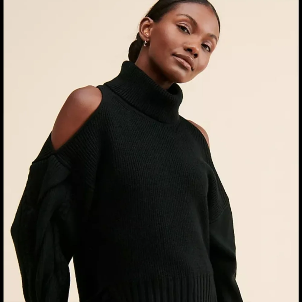 HYFVE WOMEN'S BLACK CUTOUT CROPPED TURTLENECK SIZE LARGE NWT